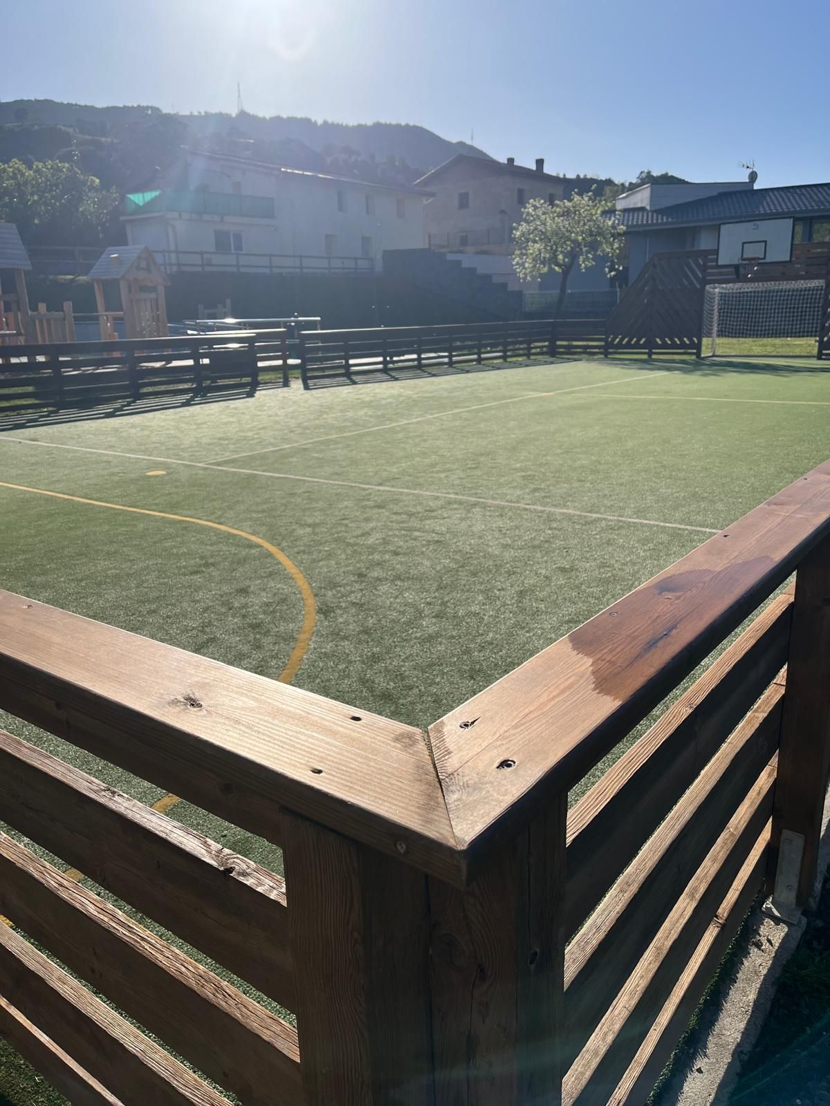 La obra abordó la restauración del campo multifuncional de futbito y baloncesto