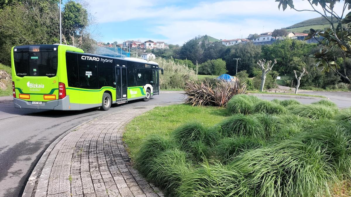 El autobús invade el sentido contrario en la herradura de la calle Acacias