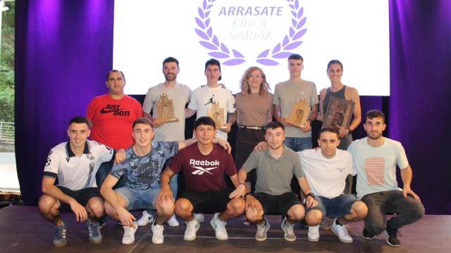 Premiados y premiada, junto con la alcaldesa Maider Morras, en la entrega de los 'Arrasate Kirol Sariak'25'. Premiados y premiada, junto con la alcaldesa Maider Morras, en la entrega de los 'Arrasate Kirol Sariak'25'.