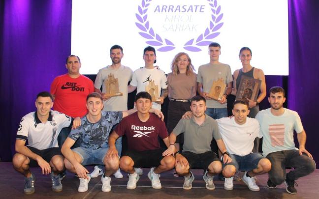 Premiados y premiada, junto con la alcaldesa Maider Morras, en la entrega de los 'Arrasate Kirol Sariak'25'. Premiados y premiada, junto con la alcaldesa Maider Morras, en la entrega de los 'Arrasate Kirol Sariak'25'.