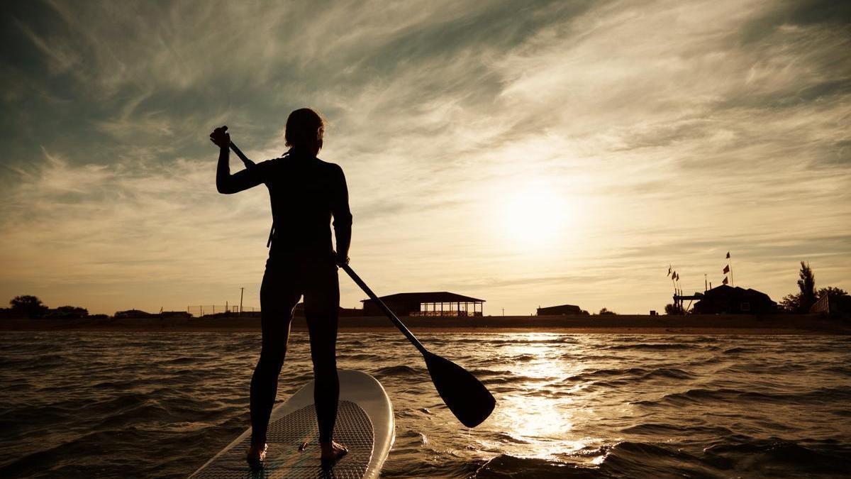 Una mujer practicando padelsurf.