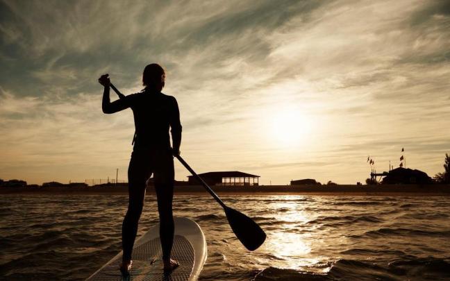 Una mujer practicando padelsurf.