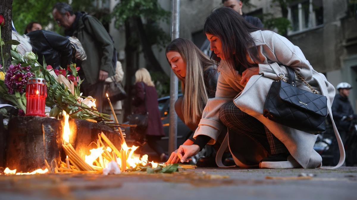 Homenaje a las víctimas del tiroteo en Belgrado.