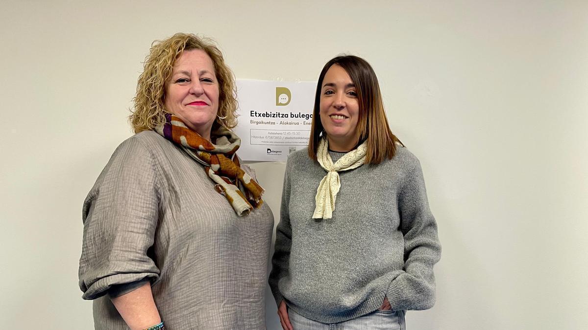 La alcaldesa de Deba, Alazne Txurruka, y la responsable de Urbanismo y Rehabilitación de Debegesa, Esther Zarrabeitia, en la presentacion del servicio en la localidad costera.