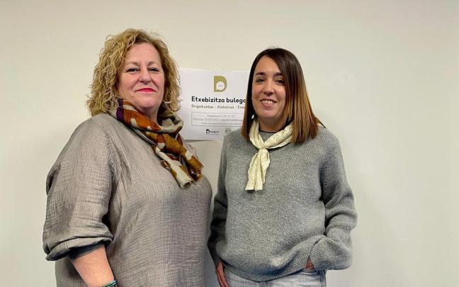 La alcaldesa de Deba, Alazne Txurruka, y la responsable de Urbanismo y Rehabilitación de Debegesa, Esther Zarrabeitia, en la presentacion del servicio en la localidad costera.