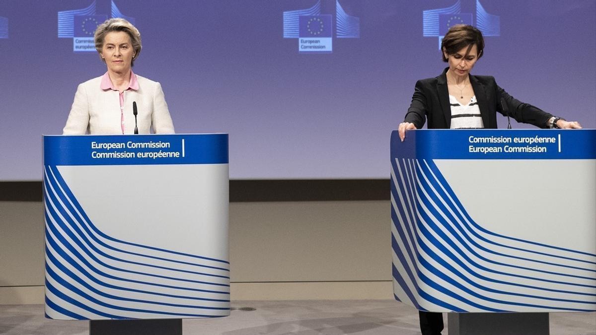La presidenta y la portavoz de la Comisión Europea, Ursula von der Leyen y Dana Spinant, en una foto de archivo.