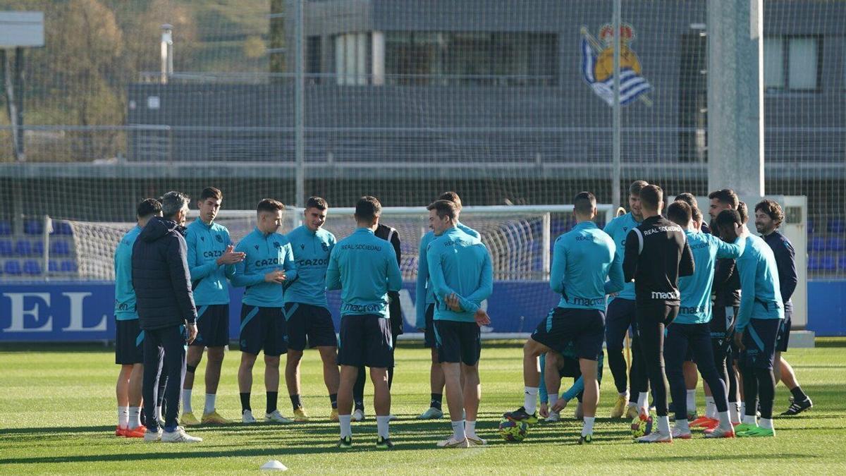 Los jugadores de la Real, durante el entrenamiento en Zubieta. / RUBEN PLAZA