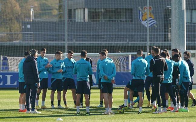 Los jugadores de la Real, durante el entrenamiento en Zubieta. / RUBEN PLAZA