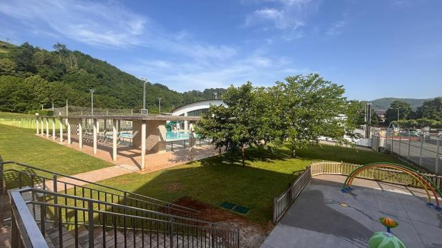 La piscina exterior y zona verde de Agorrosin inicia la cuenta atrás para su apertura.