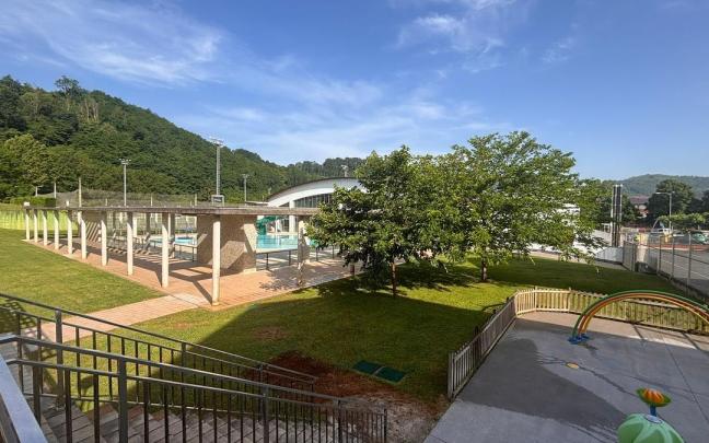 La piscina exterior y zona verde de Agorrosin inicia la cuenta atrás para su apertura.