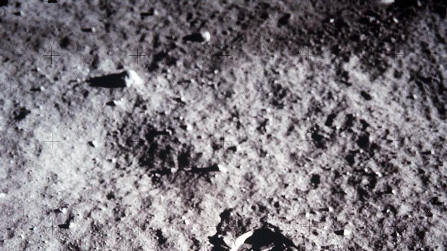 Huella de la pisada de un astronauta en el suelo de la Luna.