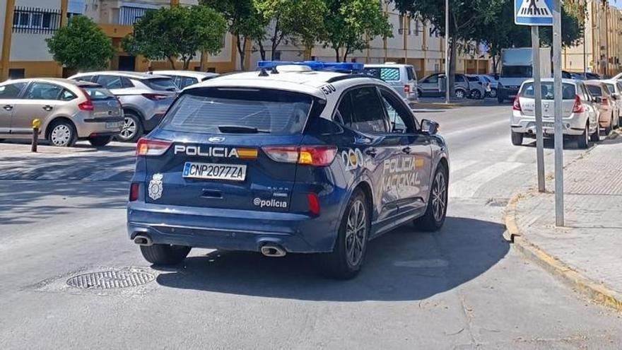 Vehículo de la Policía Nacional en Puerto Real.