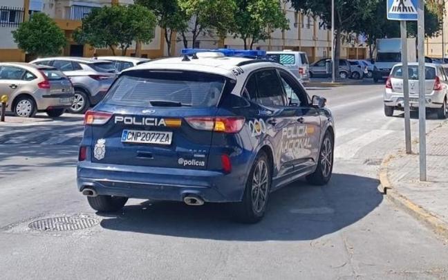 Vehículo de la Policía Nacional en Puerto Real.