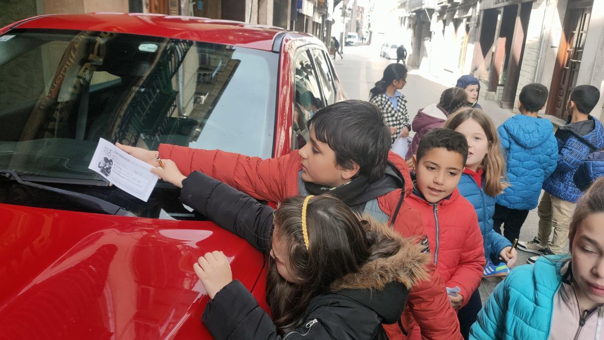 Los niños colocan notas en parabrisas avisando al conductor que el vehículo está mal estacionado