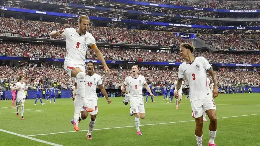 Harry Kane (i) de Inglaterra celebra un gol de penalti en un partido del grupo L del Mundial de la FIFA 2026.