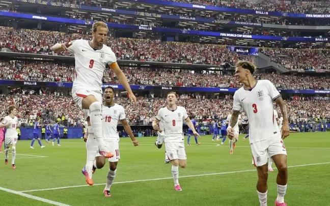 Harry Kane (i) de Inglaterra celebra un gol de penalti en un partido del grupo L del Mundial de la FIFA 2026.