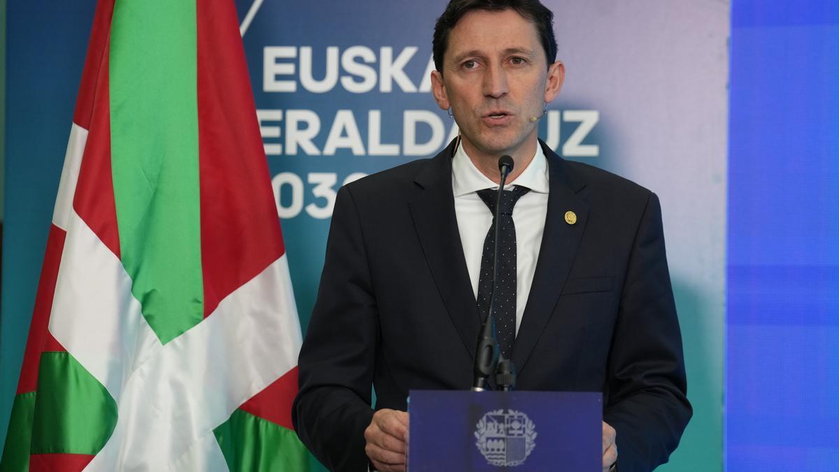 El consejero de Hacienda y Finanzas, Noël d'Anjou, interviene durante la clausura del acto de presentación de Euskadi Eraldatuz 2030.