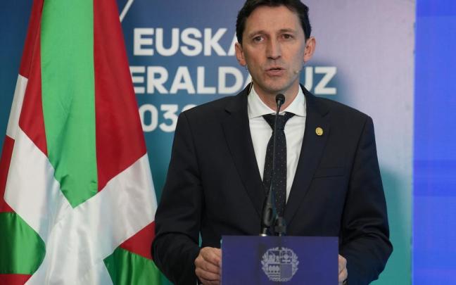 El consejero de Hacienda y Finanzas, Noël d'Anjou, interviene durante la clausura del acto de presentación de Euskadi Eraldatuz 2030.