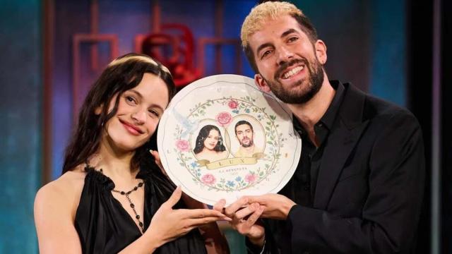 Rosalía y David Broncano, en la noche de ayer en 'La Revuelta'