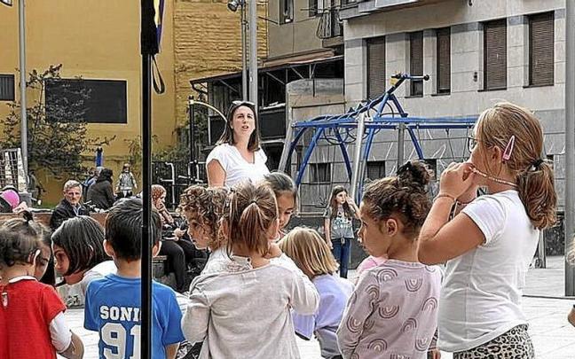 Niñas y niños participando en la iniciativa 'Parketarrak' en Beasain.