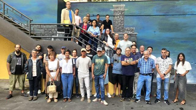 Homenaje ante el mural pintado en la karkaba de la calle Dolariaga