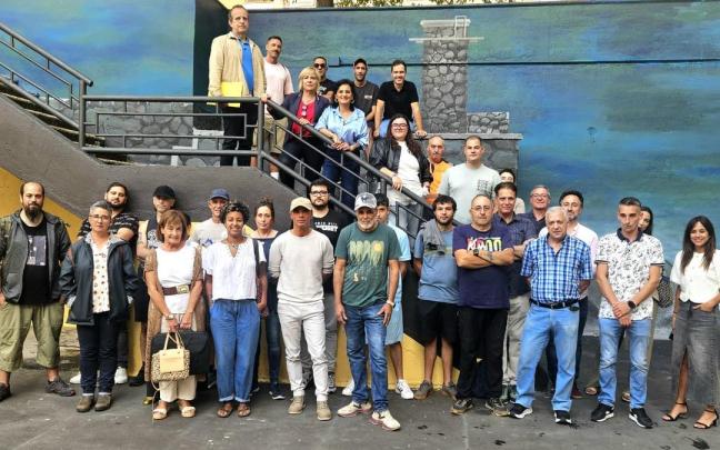 Homenaje ante el mural pintado en la karkaba de la calle Dolariaga