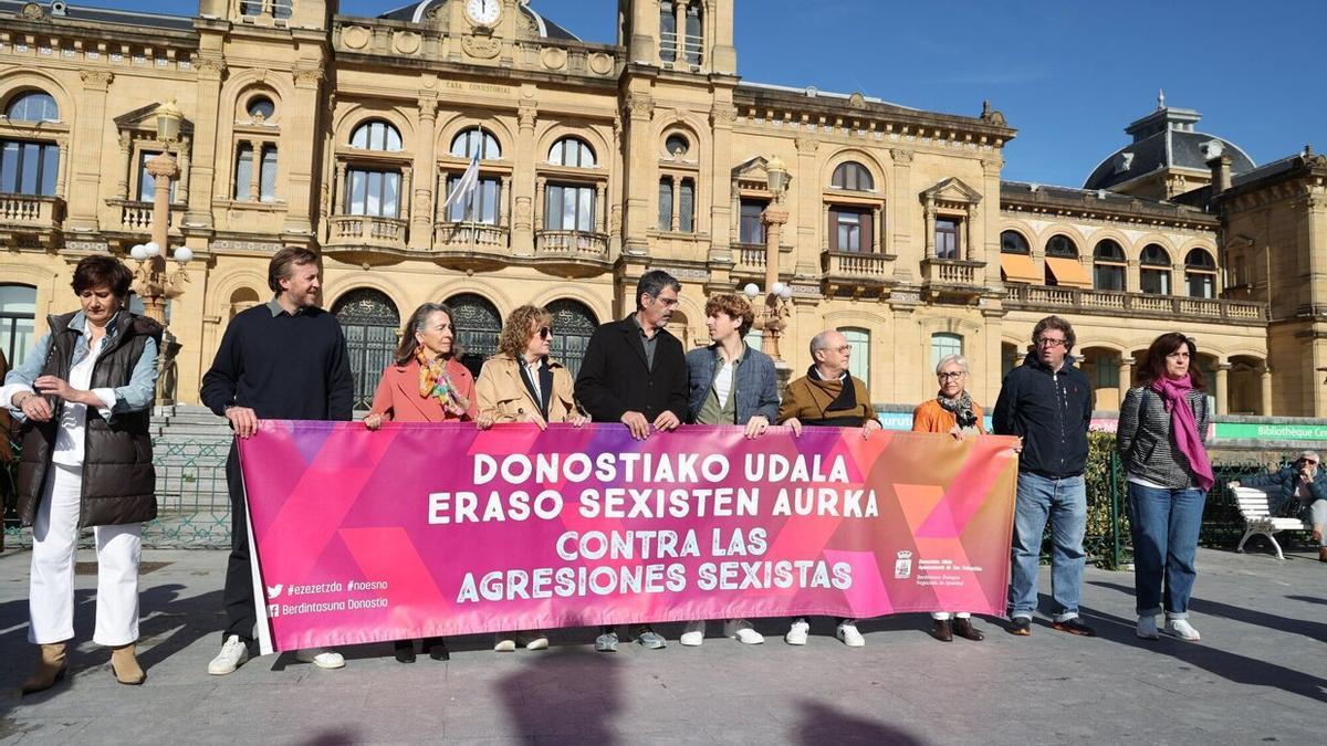 Concentración contra la agresión sexual delante del Ayuntamiento de Donostia IKER AZURMENDI
