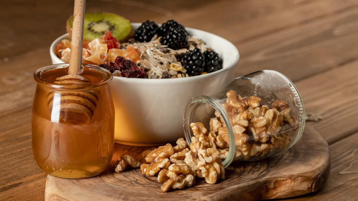Bol de yogur con frutos secos y fruta para desayunar