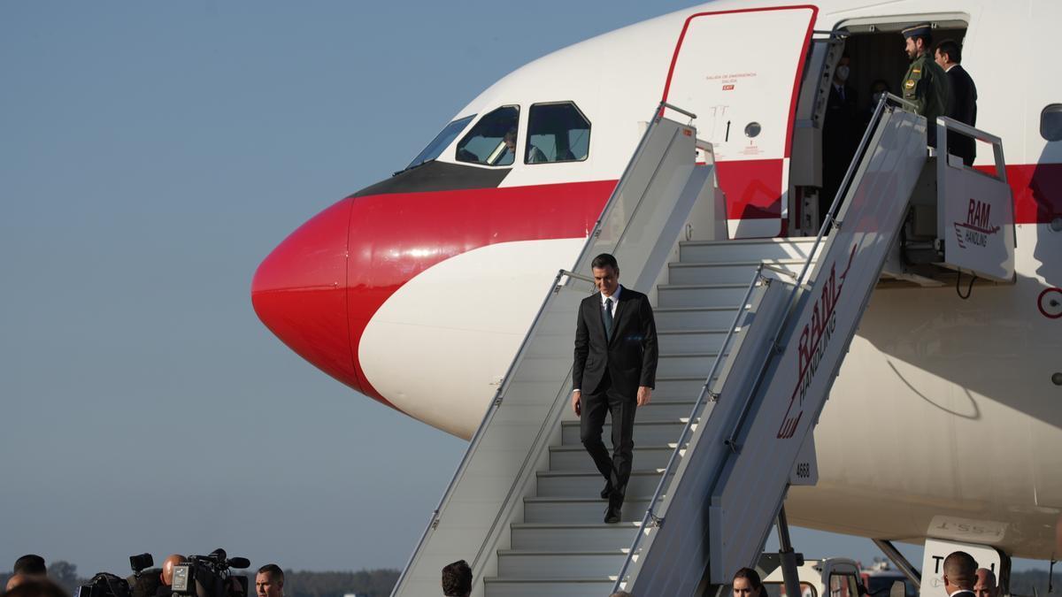 El presidente del Gobierno español, Pedro Sánchez, baja las escaleras del Falcón a su llegada al aeropuerto de Rabat. en febrero del año pasado.