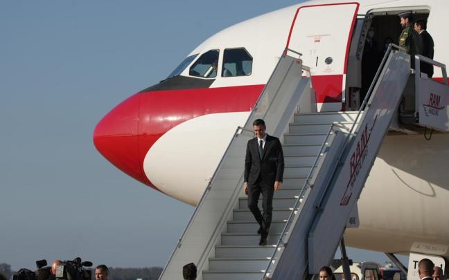 El presidente del Gobierno español, Pedro Sánchez, baja las escaleras del Falcón a su llegada al aeropuerto de Rabat. en febrero del año pasado. / E.P. El presidente del Gobierno español, Pedro Sánchez, baja las escaleras del Falcón a su llegada al aeropuerto de Rabat. en febrero del año pasado.