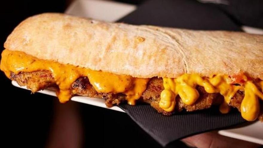 Bocadillo de croquetas smasheadas de A Queixalades (Tarragona)