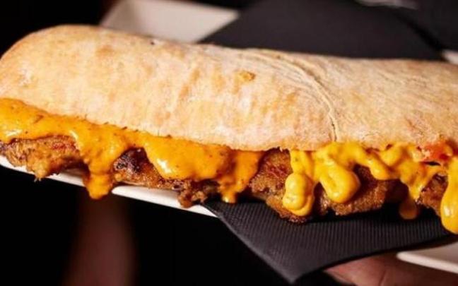 Bocadillo de croquetas smasheadas de A Queixalades (Tarragona)