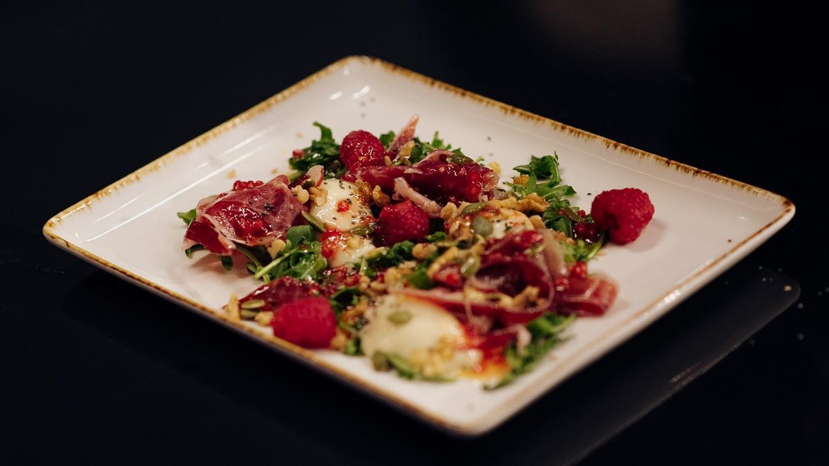 Ensalada de Torta del Casar preparada por Amelia Platón.