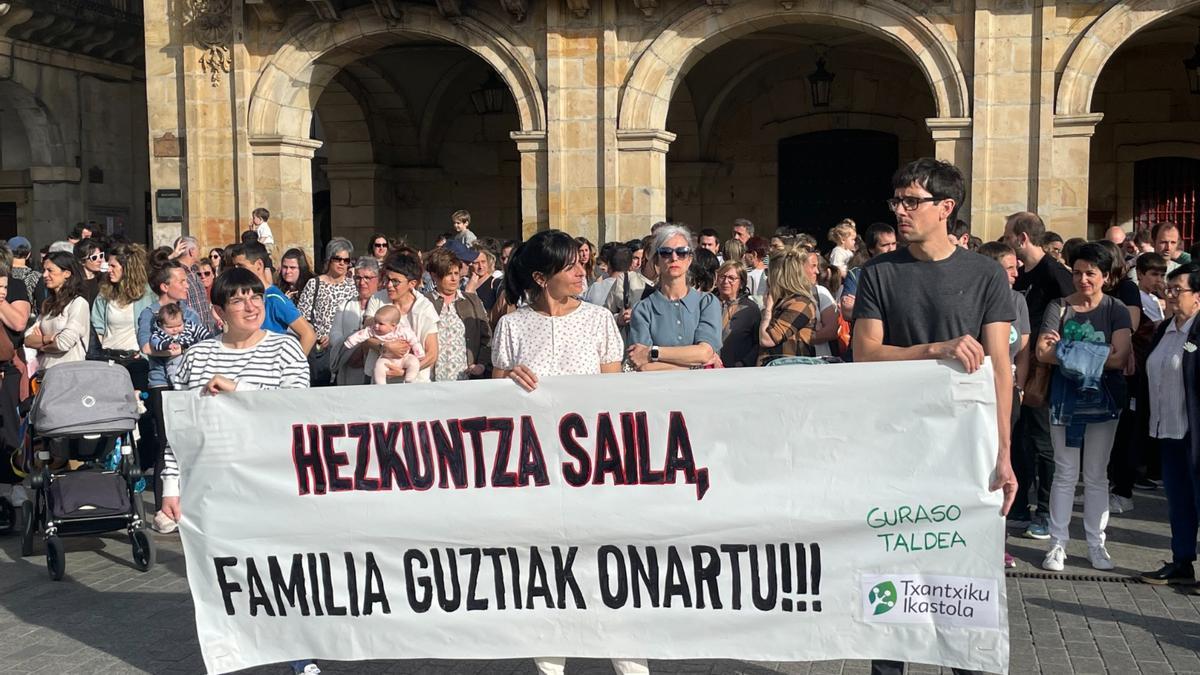 Protesta de padres de Ikastola Txantxiku de Oñati