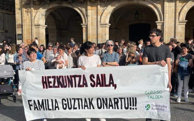 Protesta de padres de Ikastola Txantxiku de Oñati Protesta de padres de Ikastola Txantxiku de Oñati
