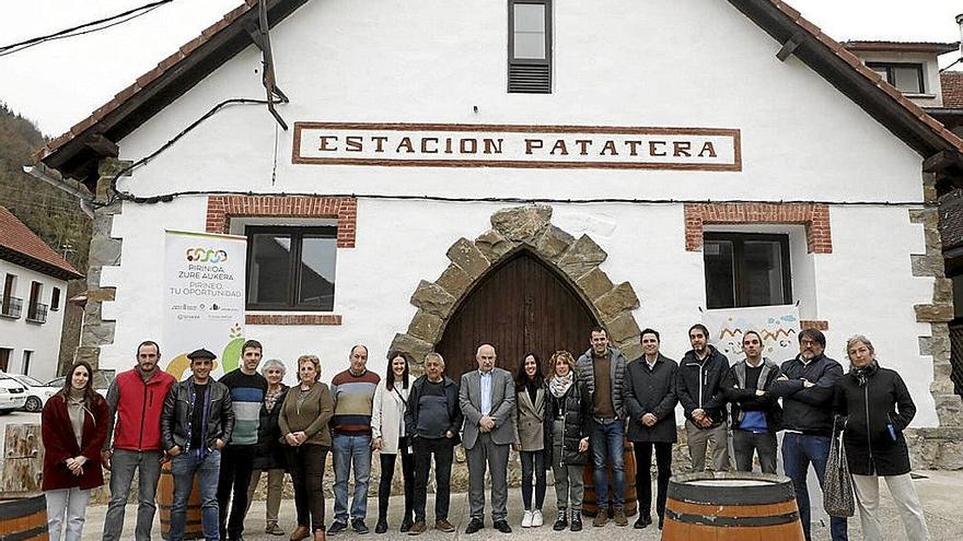 Imagen de la visita y encuentro de ayer por la tarde en Otsagabia.