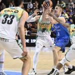 Matija Samar intenta anotar ante cuatro jugadores del Surne Bilbao Basket.
