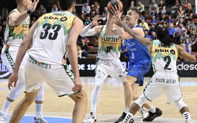 Matija Samar intenta anotar ante cuatro jugadores del Surne Bilbao Basket.