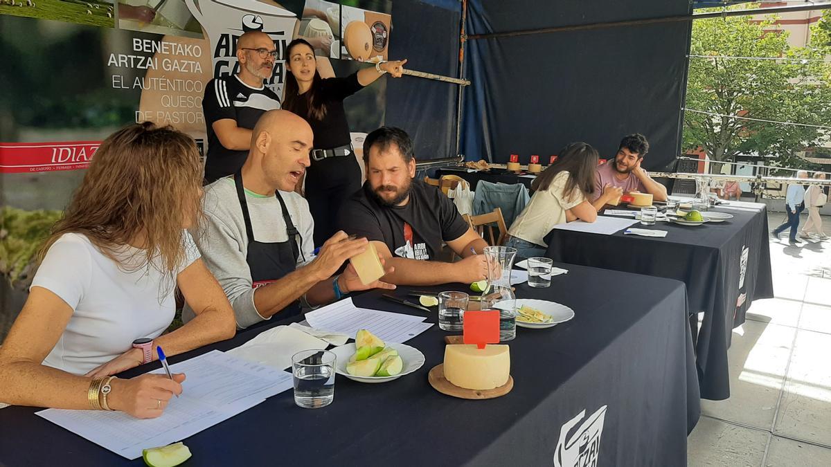 Jurado del certamen de queso con D.O. Idiazabal
