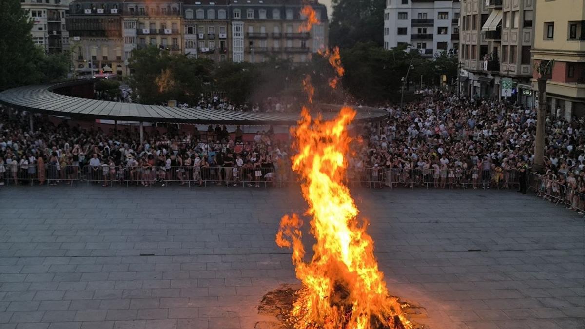 Encendido de la hoguera el día de San Juan, que dio comienzo a las fechas oficiales de las fiestas de San Pedro y San Marcial