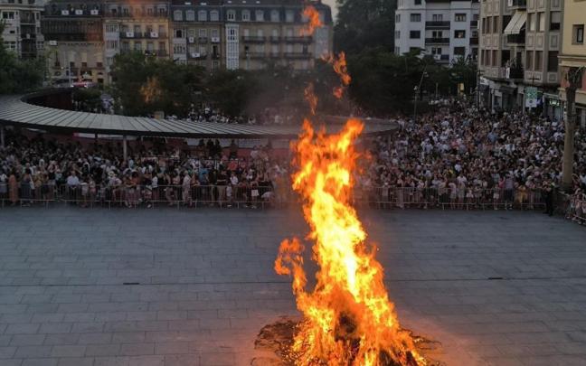 Encendido de la hoguera el día de San Juan, que dio comienzo a las fechas oficiales de las fiestas de San Pedro y San Marcial