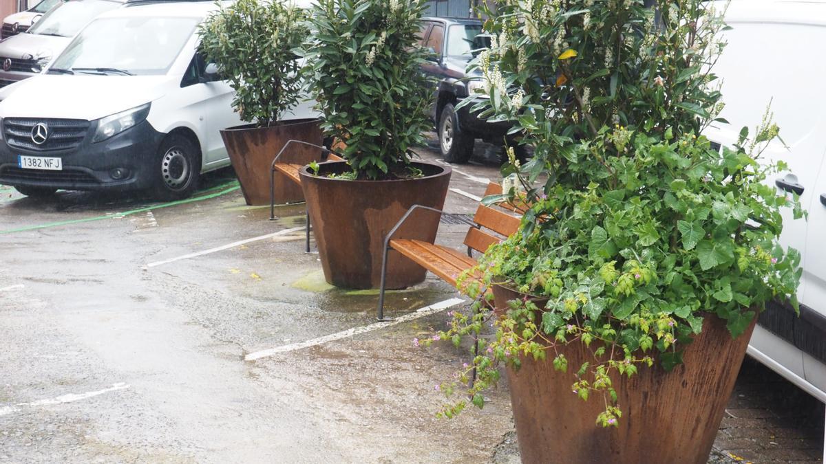 Jardinera en lugar de aparcamientos, en las inmediaciones de la Ikastola Izarraizpe.