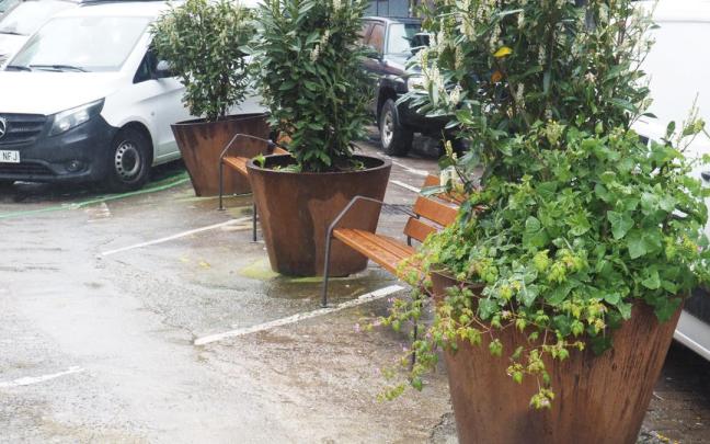 Jardinera en lugar de aparcamientos, en las inmediaciones de la Ikastola Izarraizpe.