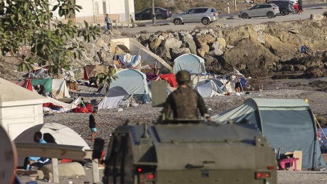 Un vehículo militar patrulla por la playa del Trampolín, en Ceuta.