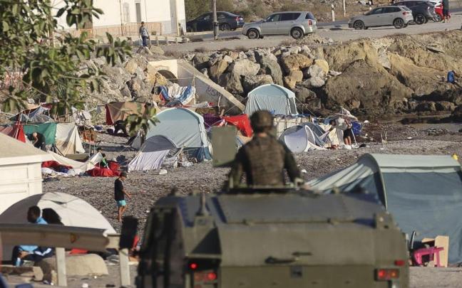 Un vehículo militar patrulla por la playa del Trampolín, en Ceuta.