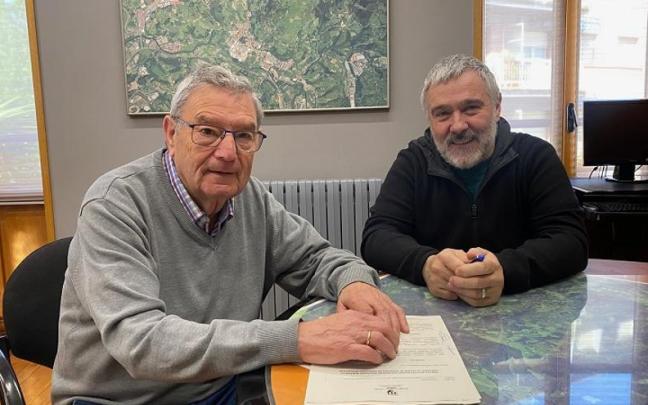 Laureano Matías, junto al alcalde, Xabier Urdangarin