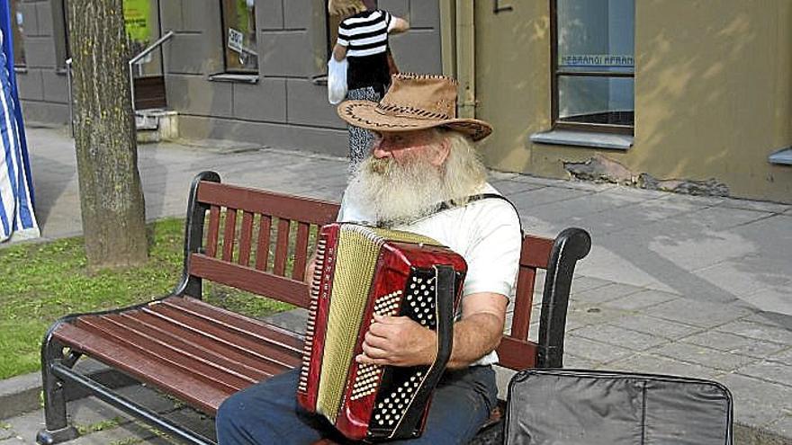 Un músico tocando en la calle, una práctica muy habitual en Vilna.