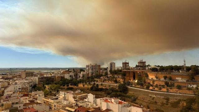 Humo en la capital procedente del incendio de Villanueva de los Castillejos.
