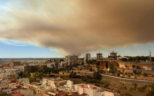 Humo en la capital procedente del incendio de Villanueva de los Castillejos.