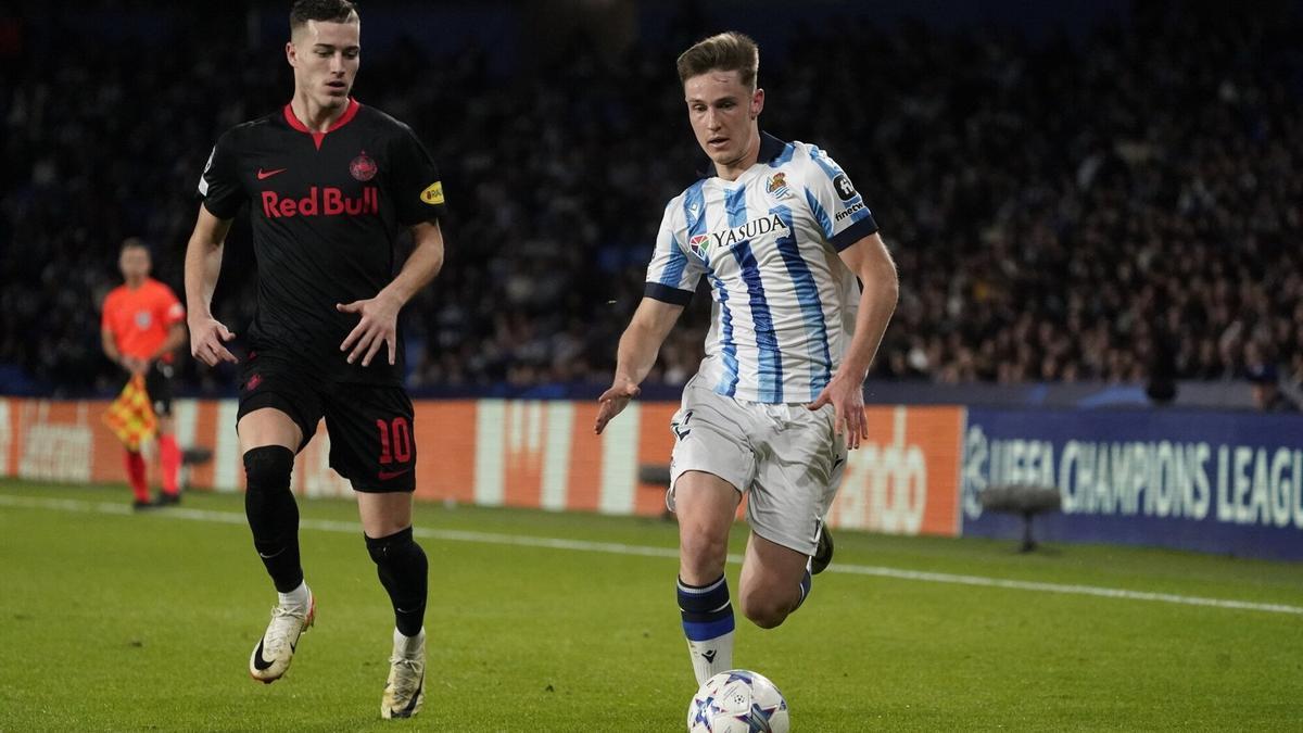 Luka Sucic ante Turrientes en el duelo de Champions en Anoeta. / RUBEN PLAZA